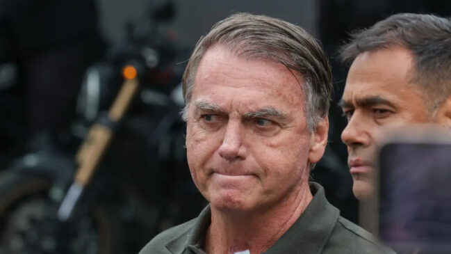 A imagem mostra o ex-presidente Jair Bolsonaro