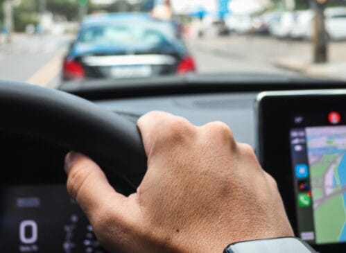 Motorista no volante no trânsito