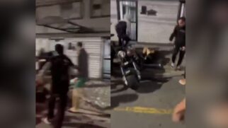 A imagem apresenta dois quadros capturados de vídeos de celular que registram o momento da confusão nas ruas próximas ao local do evento. No lado esquerdo, observa-se um grupo de jovens em movimento caótico, com algumas pessoas vestindo roupas escuras e outras com bermudas claras, sugerindo uma correria generalizada em frente a uma estrutura que parece ser a entrada de uma garagem ou prédio. Já no quadro da direita, a cena foca em uma motocicleta estacionada na calçada, enquanto indivíduos ao redor aparecem em atitudes de confronto ou observação da briga. A qualidade das capturas é típica de gravações amadoras feitas à noite, com baixa luminosidade e desfoque de movimento, o que reforça o clima de tensão e a rapidez com que os fatos ocorreram durante a mobilização policial mencionada.