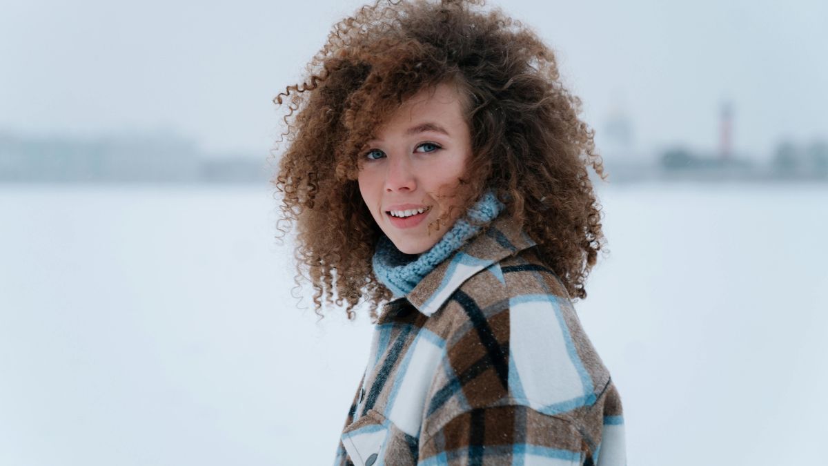 Mulher posa para foto na neve