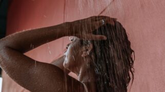 Mulher tomando banho e lavando os cabelos