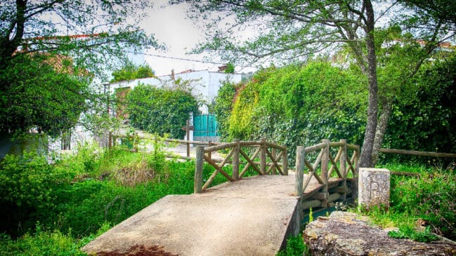 Pequena ponte na fronteira europeia chama atenção por conectar dois países e dois fusos horários em apenas alguns passos (Foto: Câmara Municipal de Arronches)