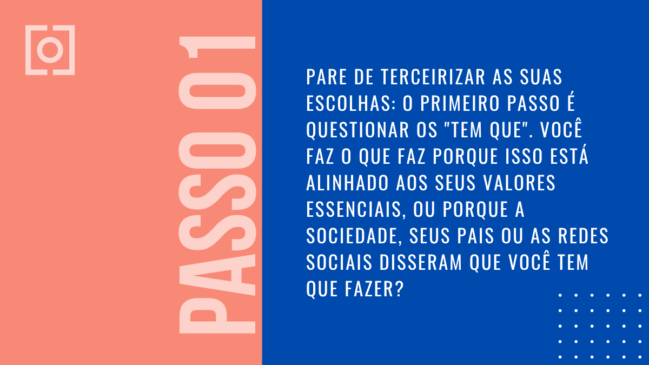 Card com fundo azul e rosa escrito "Passo 01: Pare de terceirizar as suas escolhas: o primeiro passo é questionar os 'tem que'..."