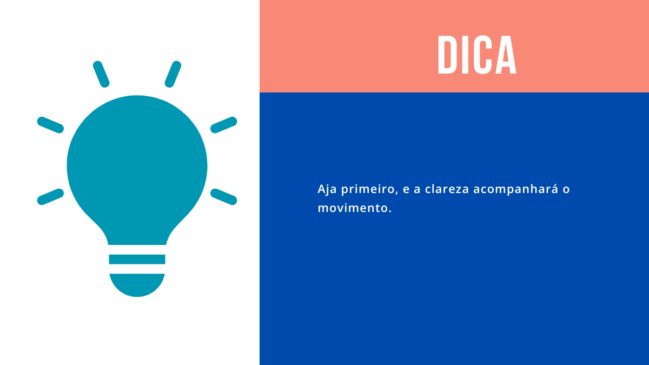 Card com ícone de lâmpada acesa em azul e o texto de dica: "Aja primeiro, e a clareza acompanhará o movimento."