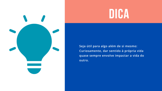 Card com ícone de lâmpada azul e fundo dividido, com o texto: "Seja útil para algo além de si mesmo: Curiosamente, dar sentido à própria vida quase sempre envolve impactar a vida do outro."