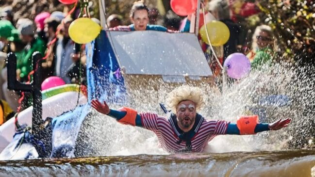 Há 90 anos, foliões transformam barris de madeira em embarcações criativas para enfrentar um percurso gelado que já virou símbolo do Carnaval alemão (Foto: Instagram @schrambergimschwarzwald / @dbnf_official / @sptmbr_designagentur / Reprodução)