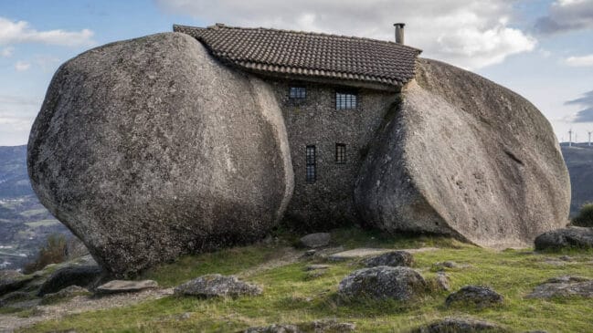 Casa do Penedo, em Portugal, une rocha e arquitetura em uma cena improvável de pura harmonia natural