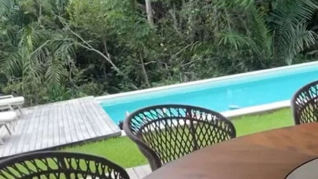 Imagem mostra a piscina da casa
