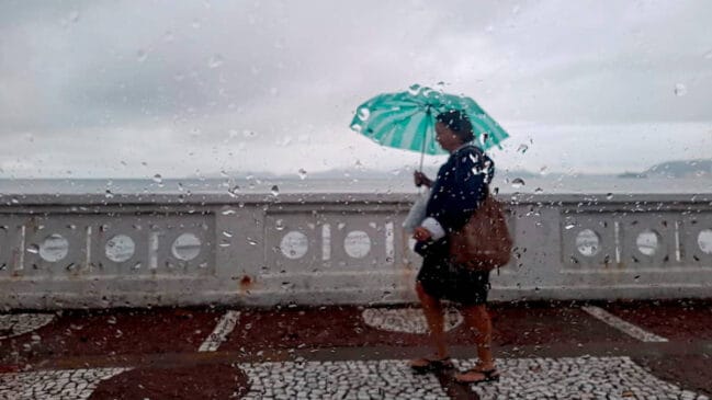 Frente fria deve intensificar chuvas no final de semana em todo o litoral de SP