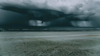 Nuvens carregadas de uma frente fria chegam ao litoral com imponência