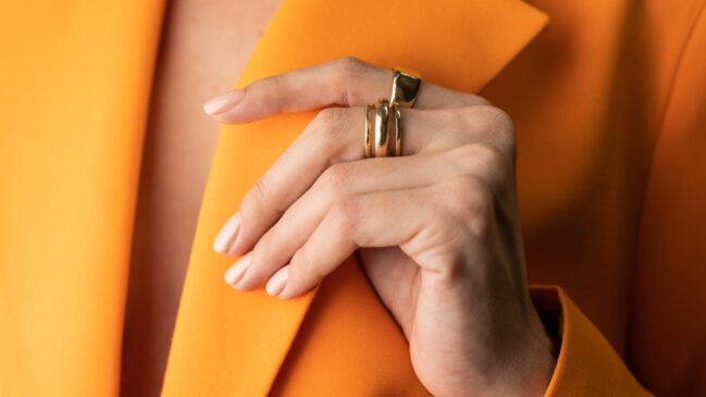 A manicure nude e quase sem esmalte ganha espaço entre celebridades e fashionistas ao transformar a simplicidade em sinal de sofisticação (Foto: Freepik)