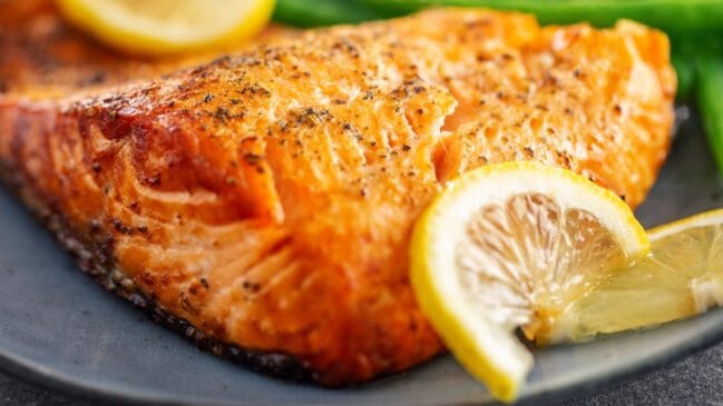 Salmão, atum e outras espécies ganham espaço na alimentação por associarem sabor, proteína e benefícios à saúde (Foto: Freepik)