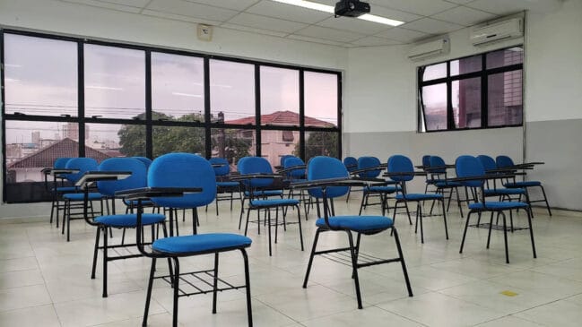 Uma das salas de aula de colégio particular no Boqueirão, em Santos, onde a Estácio deve utilizar no período noturno