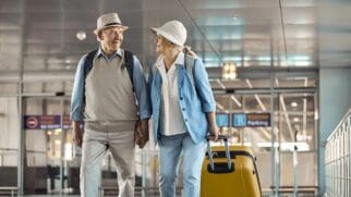 Casal de idosos viajando