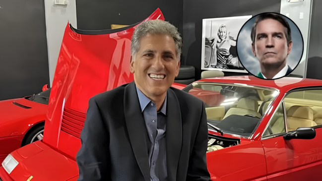 A fotografia apresenta o cineasta Cyrus Nowrasteh em primeiro plano, sorrindo abertamente para a câmera. Ele possui cabelos grisalhos e curtos, veste uma camisa social azul sob um blazer preto. O ambiente ao fundo parece ser uma garagem de luxo ou um showroom de carros clássicos, com paredes cinza-escuro.
