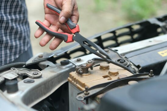 Bateria de carro sendo recarregada (Pexels)