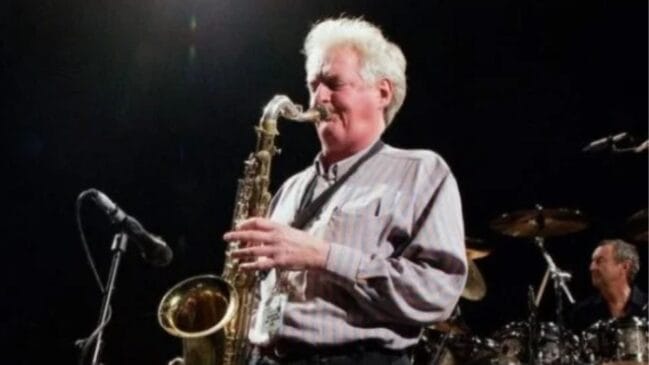 Dick Parry aparece tocando saxofone em show do Pink Floyd