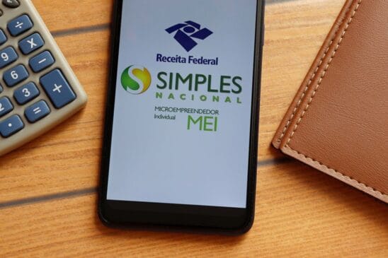 Celular com aplicativo do Simples Nacional para Microempreendedor Individual (MEI)
