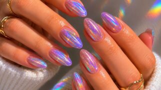 Mãos com unhas pintadas com esmalte holográfico (tridimensional)