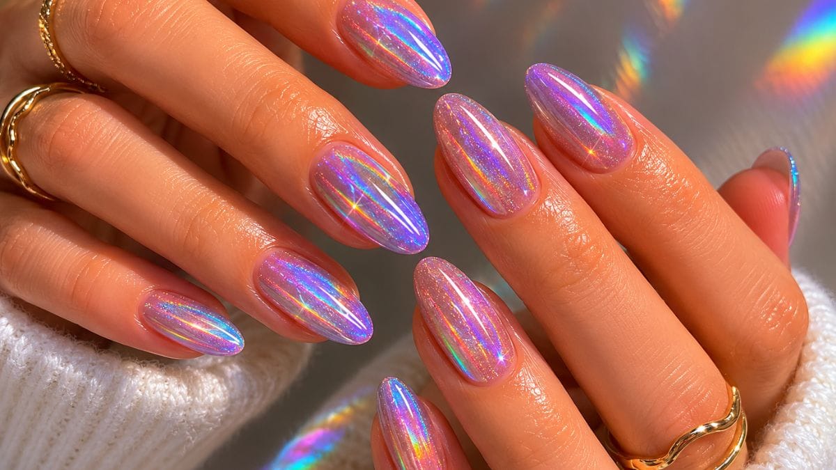 Mãos com unhas pintadas com esmalte holográfico (tridimensional)