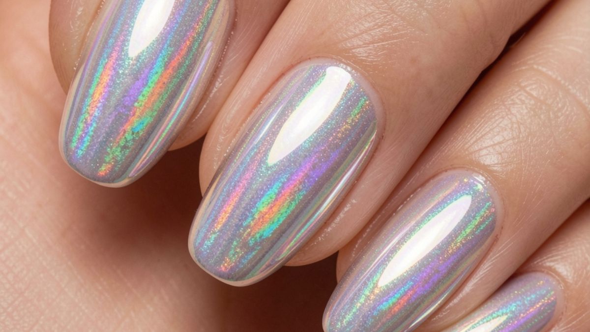 Mãos com unhas pintadas com esmalte holográfico (tridimensional)