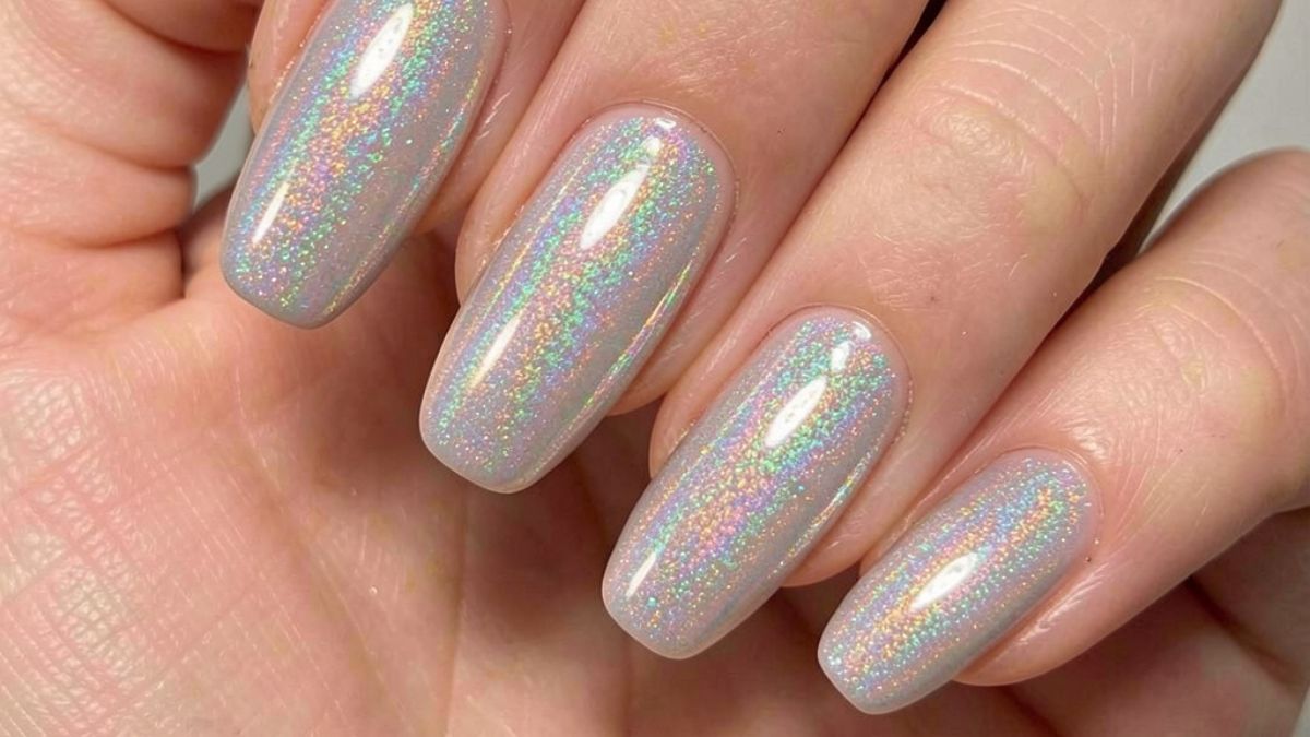 Mãos com unhas pintadas com esmalte holográfico (tridimensional)