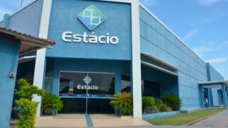 Imagem de um dos campus da Estácio pelo Brasil; universidade chega com cursos presenciais em Santos no 2º semestre
