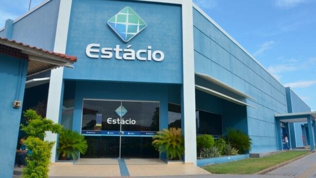 Imagem de um dos campus da Estácio pelo Brasil; universidade chega com cursos presenciais em Santos no 2º semestre