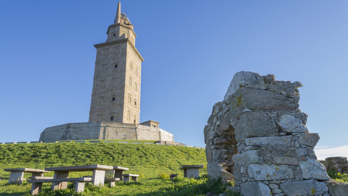 Vista do farol de 2 mil anos localizado na Espanha
