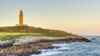 Vista do farol de 2 mil anos localizado na Espanha