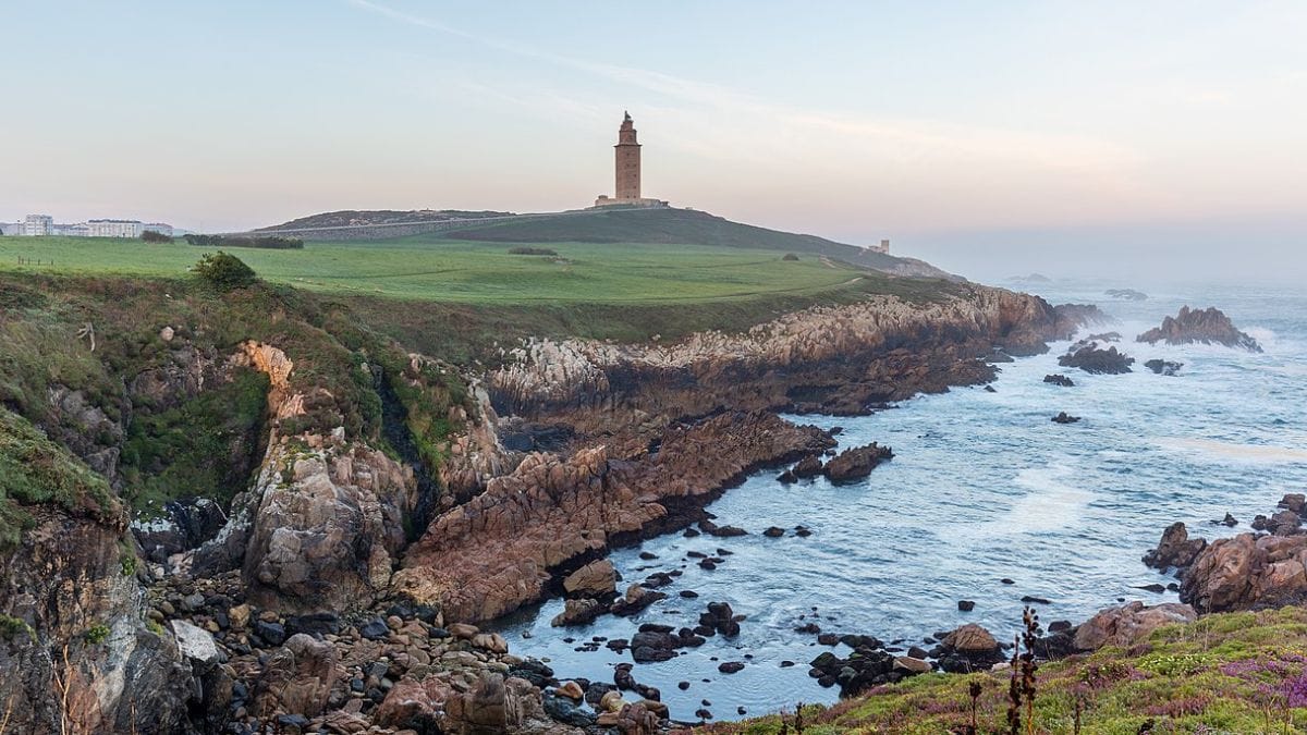 Vista do farol de 2 mil anos localizado na Espanha