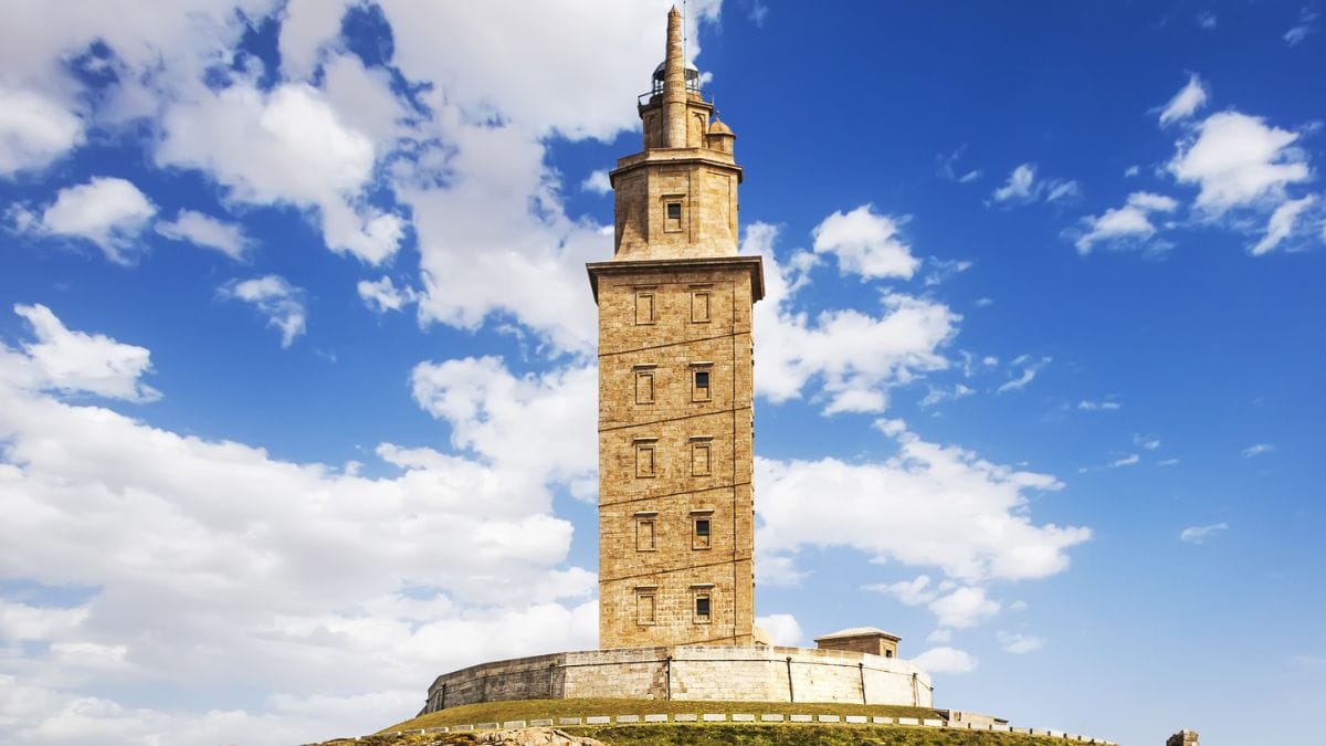 Vista do farol de 2 mil anos localizado na Espanha