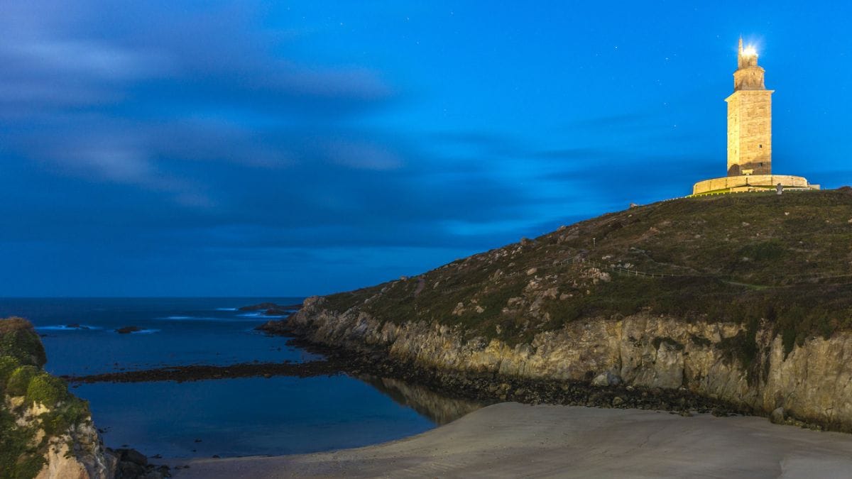 Pôr-do-sol no farol de 2 mil anos localizado na Espanha