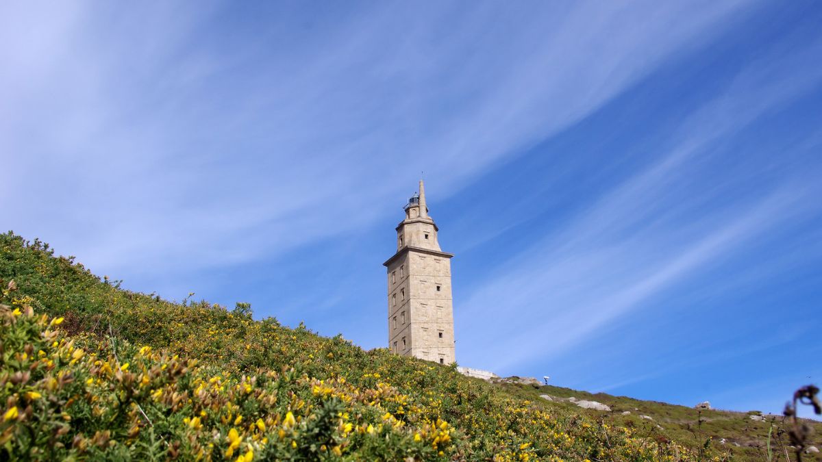 Vista do farol de 2 mil anos localizado na Espanha