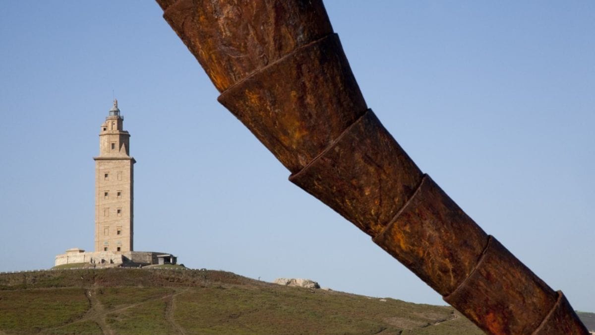 Vista do farol de 2 mil anos localizado na Espanha