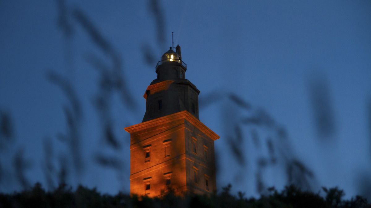 Pôr-do-sol no farol de 2 mil anos localizado na Espanha
