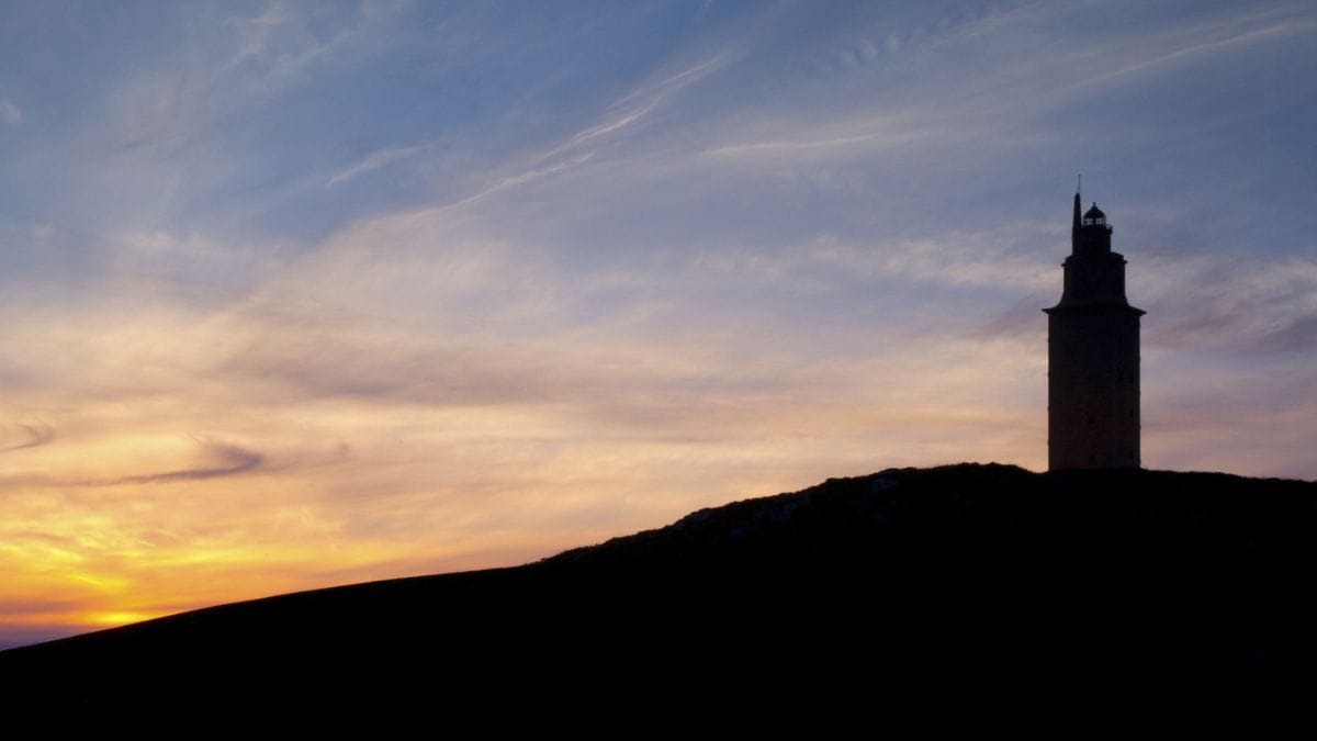 Pôr-do-sol no farol de 2 mil anos localizado na Espanha