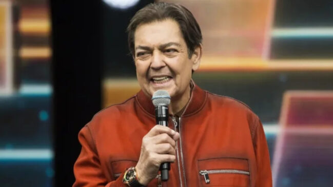 A imagem mostra o apresentador Faustão