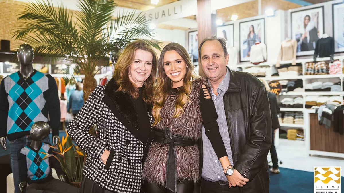 Pessoas posam em meio a feira das roupas de inverno