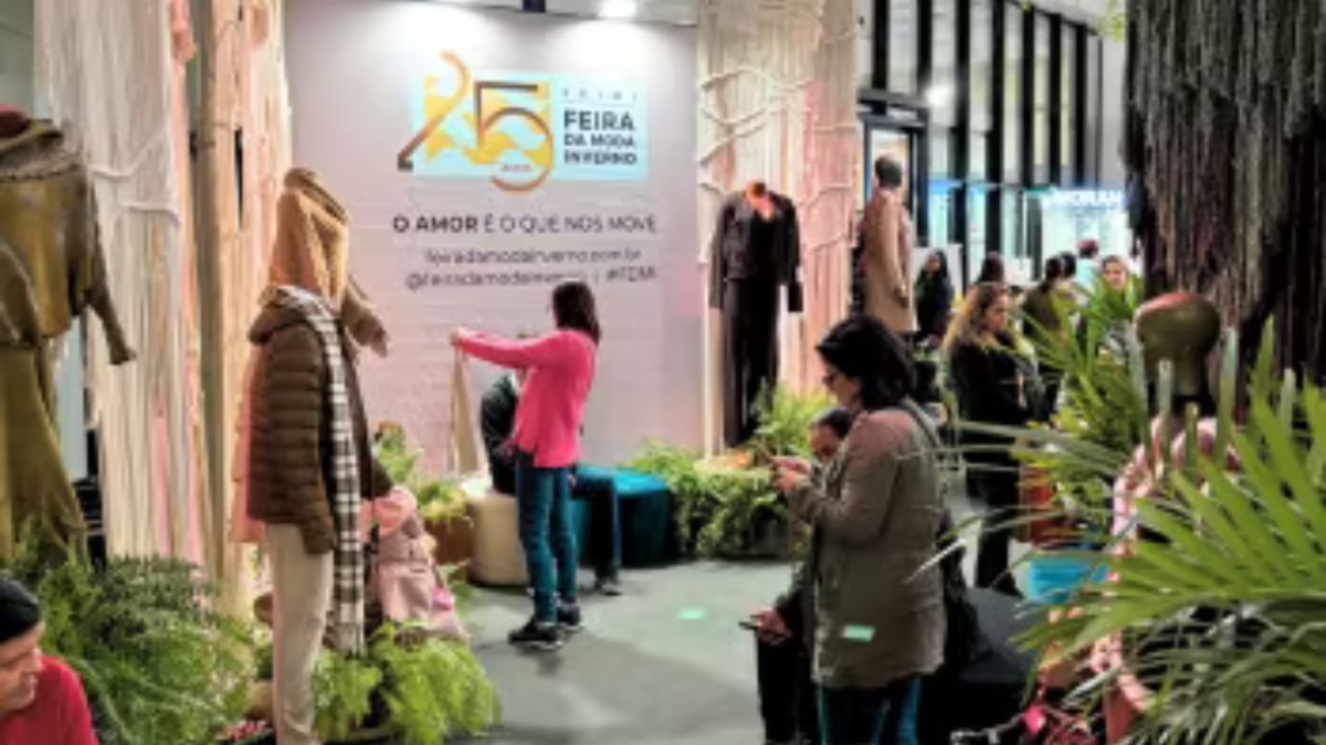 Pessoas olhando roupas de inverno na feira de São Paulo