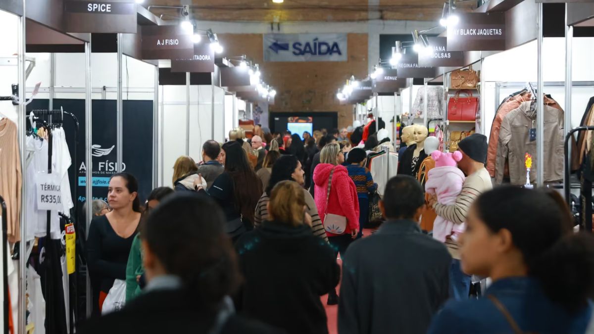 Pessoas olhando roupas de inverno na feira de São Paulo