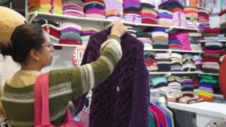 Pessoas olhando roupas de inverno na feira de São Paulo