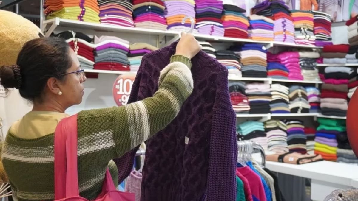 Pessoas olhando roupas de inverno na feira de São Paulo