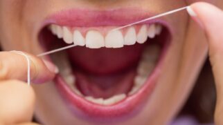 Especialistas revelam que a ordem da higiene bucal não é o mais importante e revelam o hábito que realmente protege os dentes (Foto: Freepik)