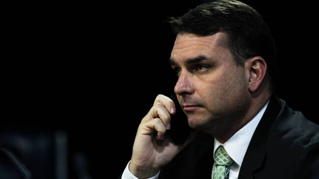 O senador e candidato à presidência da república, Flávio Bolsonaro, teve áudio onde pedia dinheiro a Vorcaro, do Banco Master, vazado
