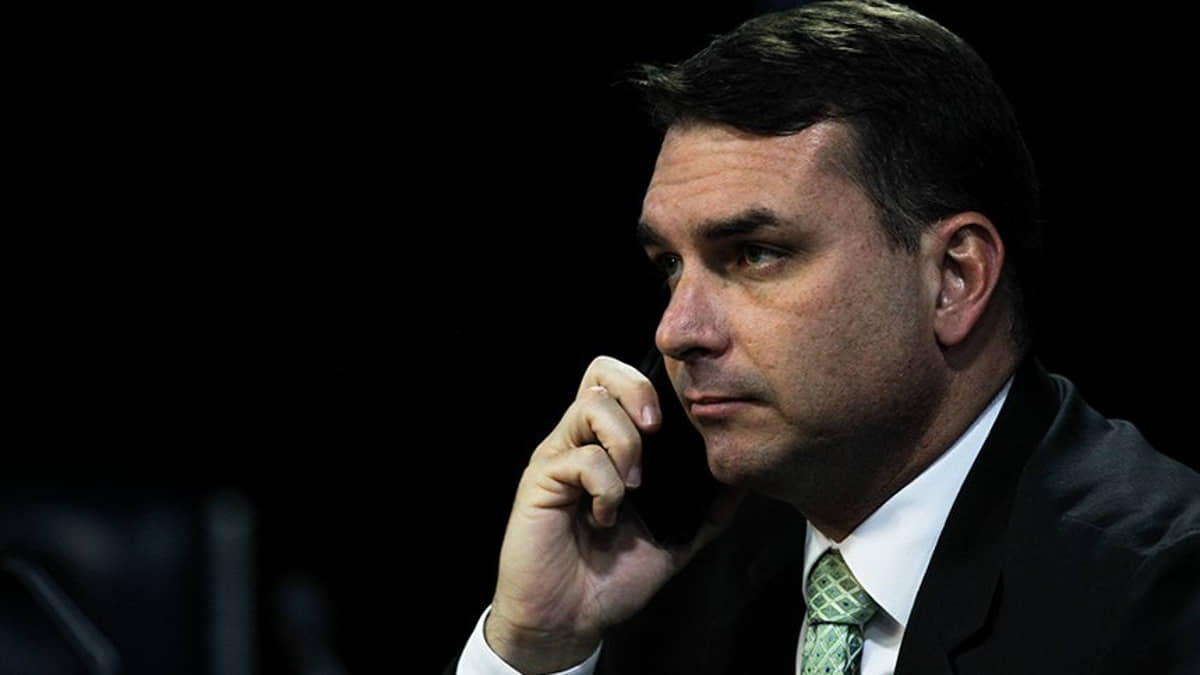 O senador e candidato à presidência da república, Flávio Bolsonaro, teve áudio onde pedia dinheiro a Vorcaro, do Banco Master, vazado