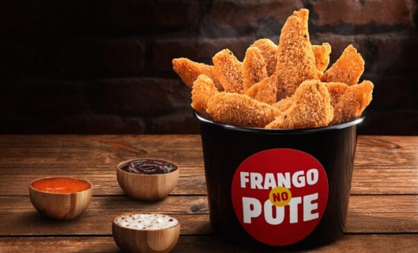 Os primeiros baldes de frango eram potes de paçoca personalizados com adesivos da marca
