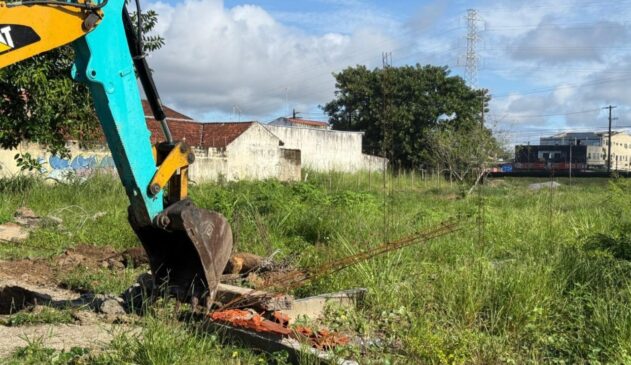 Segundo a administração municipal, a operação teve como foco principal a retirada de estruturas consideradas irregulares instaladas na área.