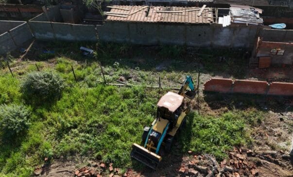 Segundo a administração municipal, a operação teve como foco principal a retirada de estruturas consideradas irregulares instaladas na área.