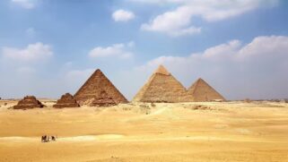 Construída para abrigar o faraó Khufu em seu túmulo, é a soma de sua grandeza e sua força profunda.